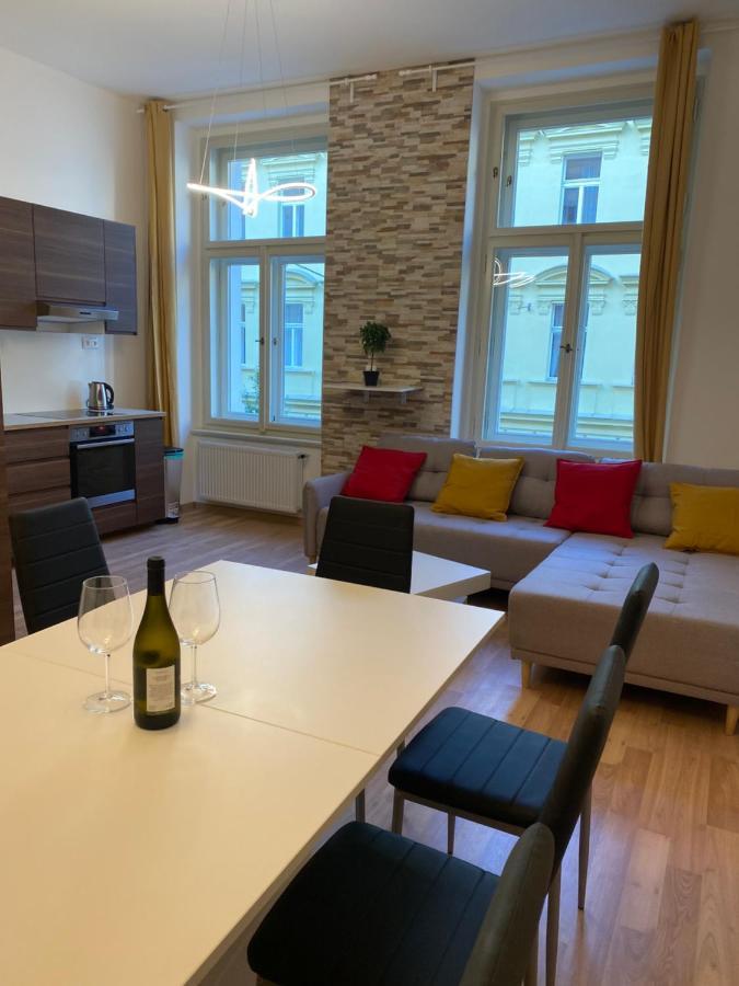 Designed Apartment Next To Vaclav Square With Terrace And Private Garage Prag Eksteriør billede