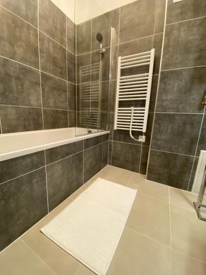 Designed Apartment Next To Vaclav Square With Terrace And Private Garage Prag Eksteriør billede