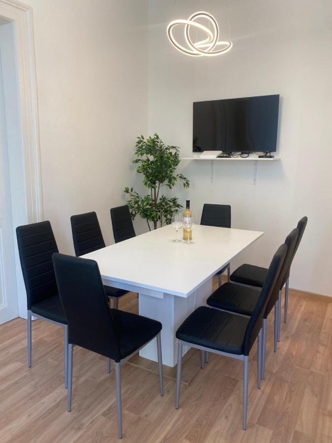 Designed Apartment Next To Vaclav Square With Terrace And Private Garage Prag Eksteriør billede